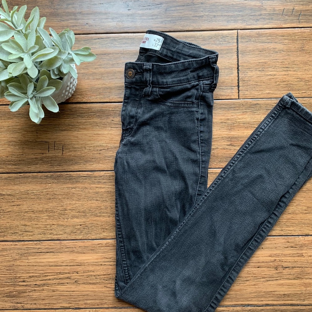 🌿 2/$22🌿 Hollister stretchy jeans